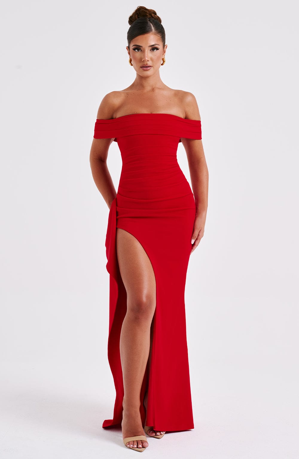 Damska sukienka maxi z odkrytymi ramionami, wysokim rozcięciem i marszczeniami. Elegancka i dopasowana.