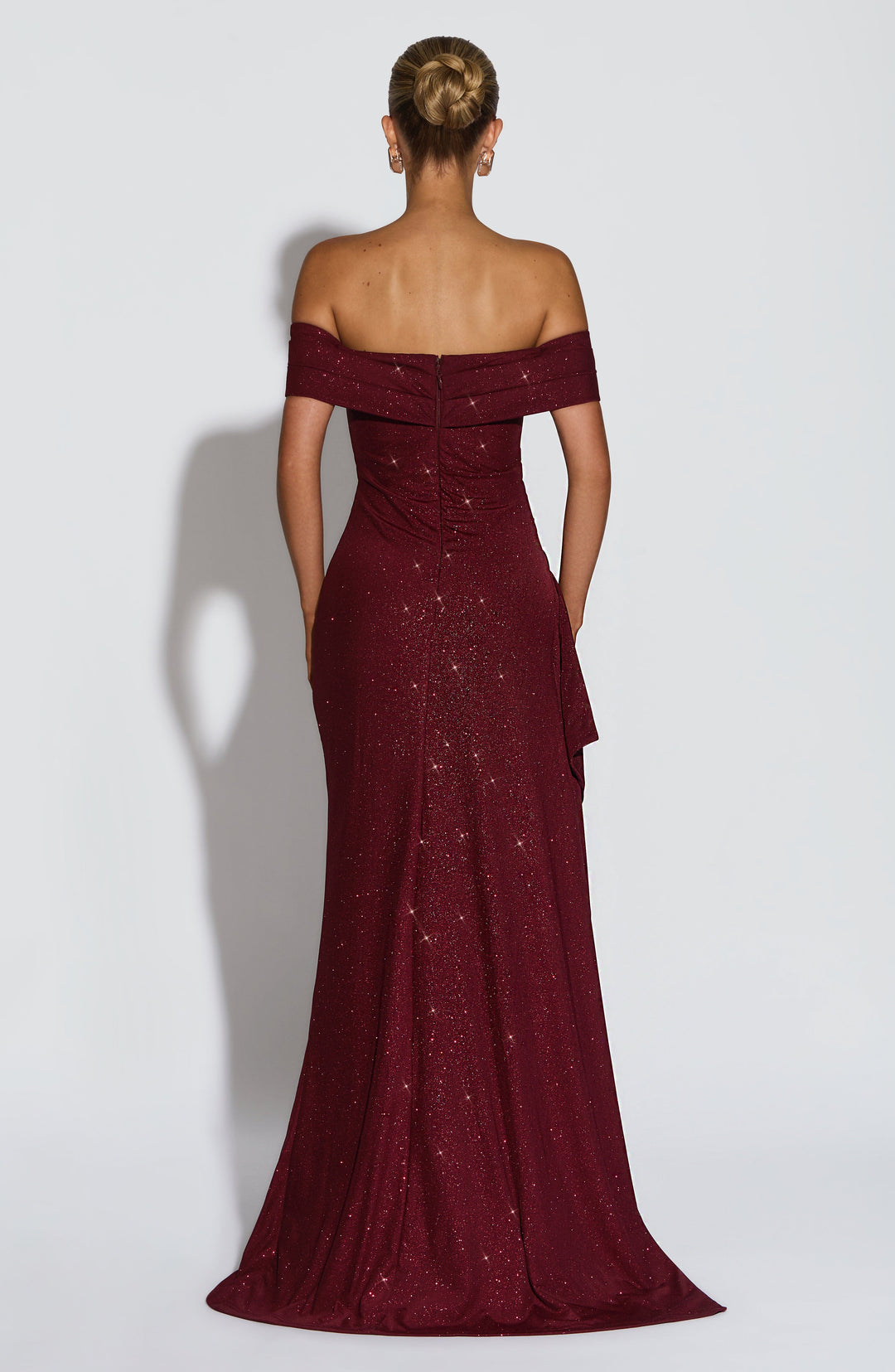 Elegancka sukienka maxi z odkrytymi ramionami, idealna na specjalne okazje. Wyjątkowy design.