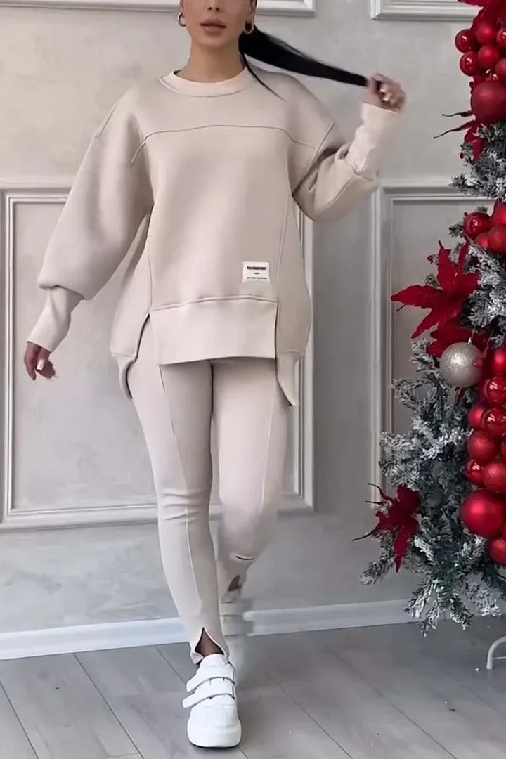 Stylowy damski komplet dresowy z ciepłego polaru. Gwarantuje elegancję i komfort noszenia na wiele okazji.