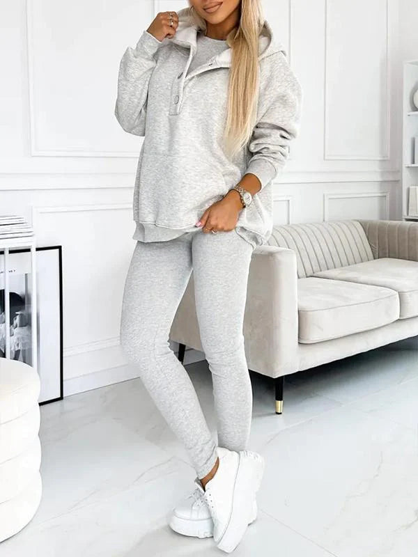 Damski dres sportowy Lisa. Komplet dresowy: luźna bluza, dopasowany top i wygodne spodnie dresowe. Aktywny styl.