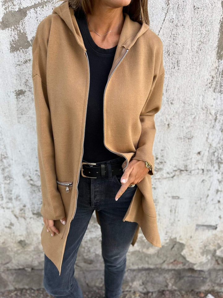 Kobieta w modnej, lekkiej kurtce damskiej wiosennej, eleganckiej, w stylu casual.