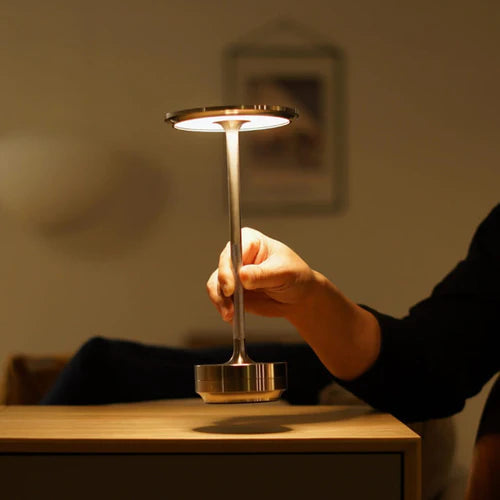 Lampa stołowa LED z akumulatorem, eleganckie oświetlenie ambientowe, idealna do wnętrz.
