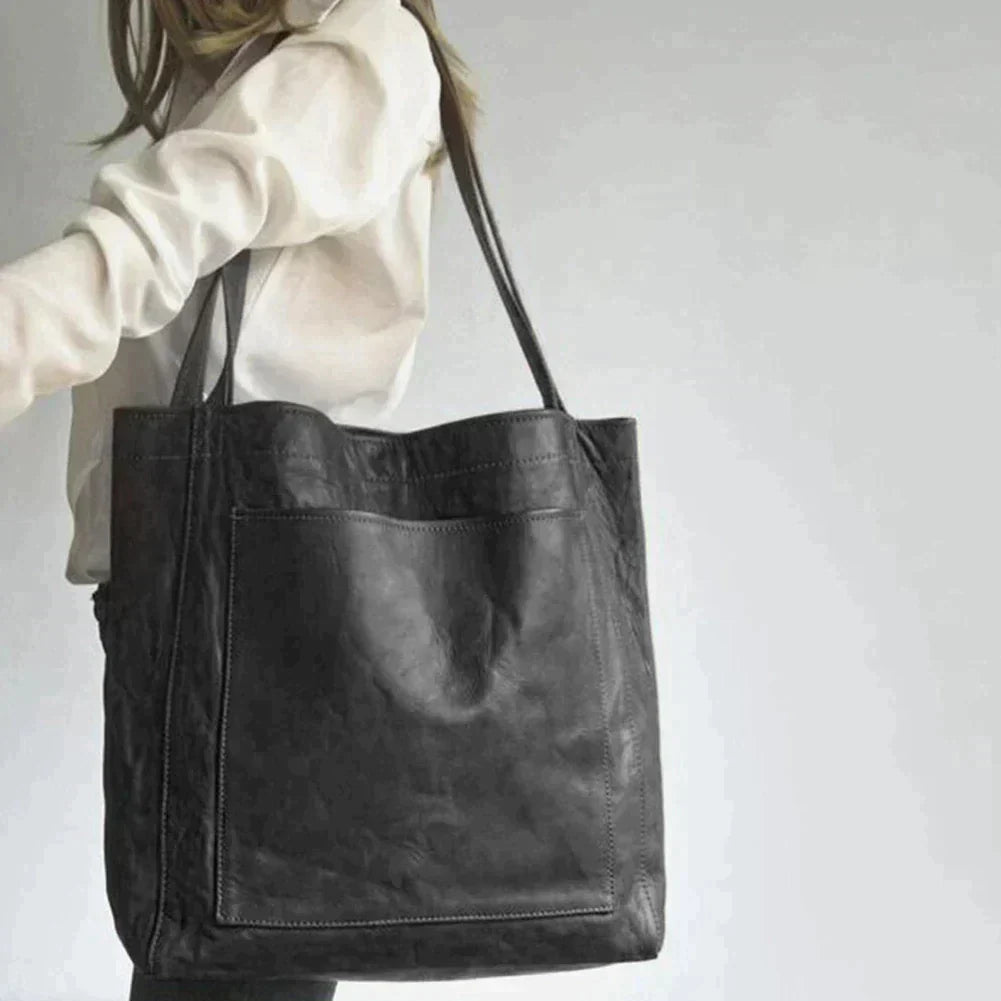 Pojemna torebka skórzana vintage shopper w kolorze brązowym, widok wnętrza. Mnóstwo miejsca na niezbędniki.
