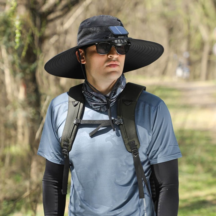 Unisex kapelusz z wentylatorem i ochroną UV. Akcesorium na lato, outdoor, upały, słońce.