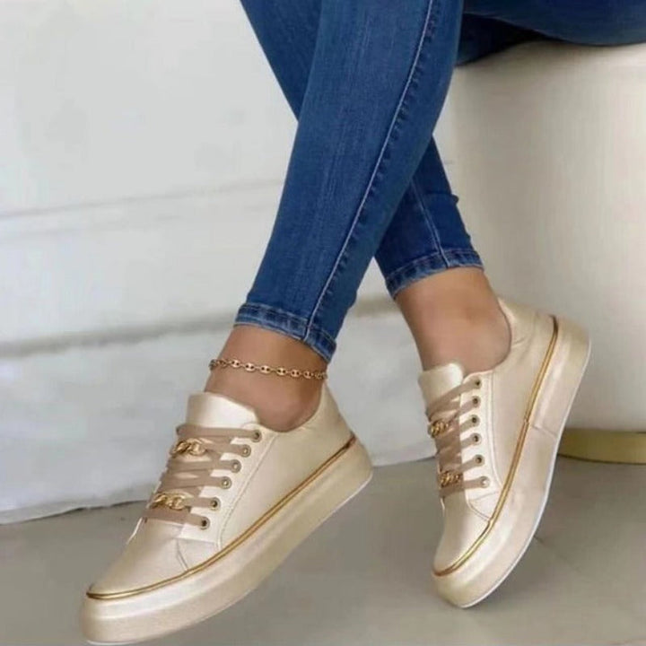 Czarne modne sneakersy damskie na platformie. Ortopedyczne obuwie sznurowane dla wygody w codziennym stylu.