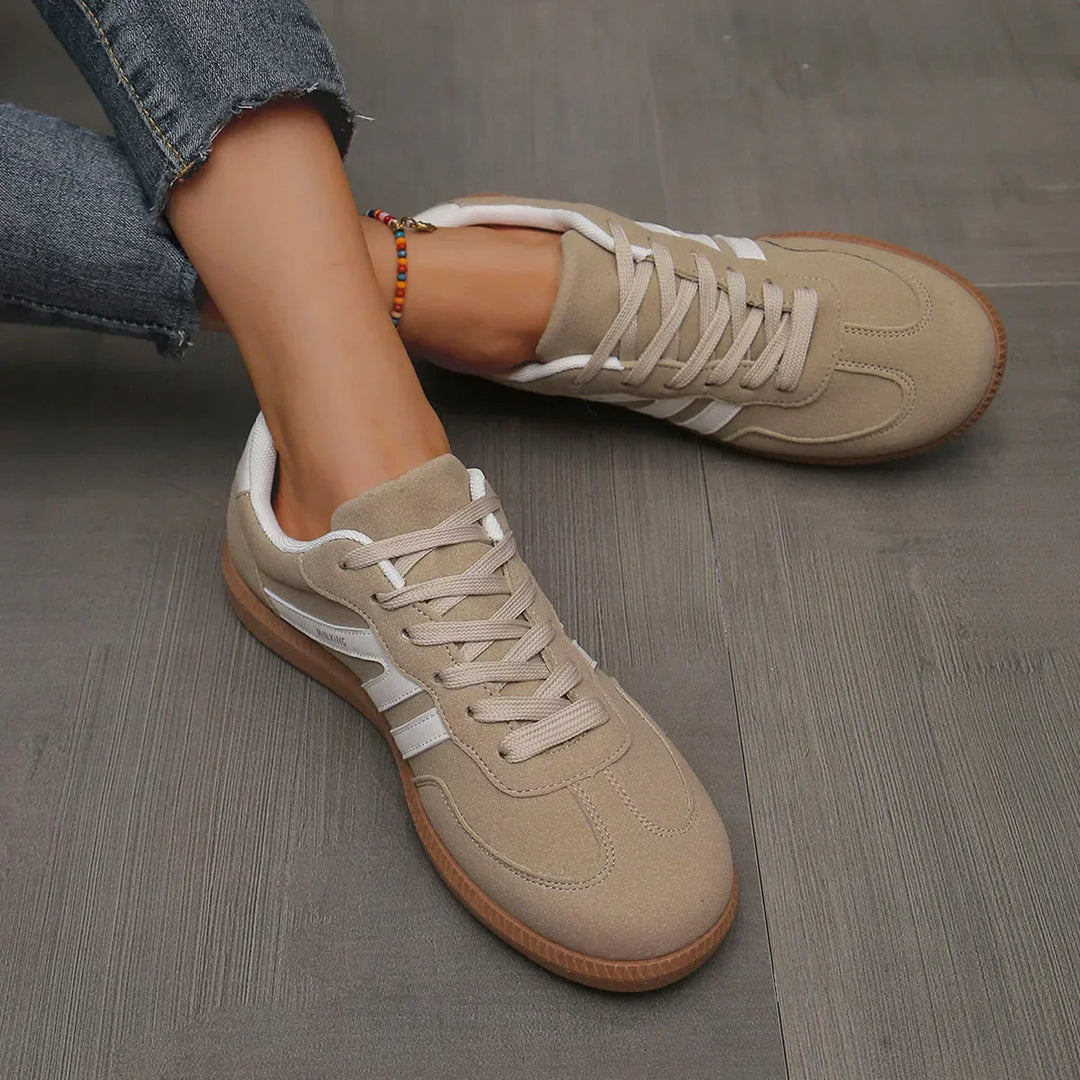 Niskie sneakersy damskie ze sznurowaniem. Nowoczesny design i wygoda dla aktywnych kobiet.