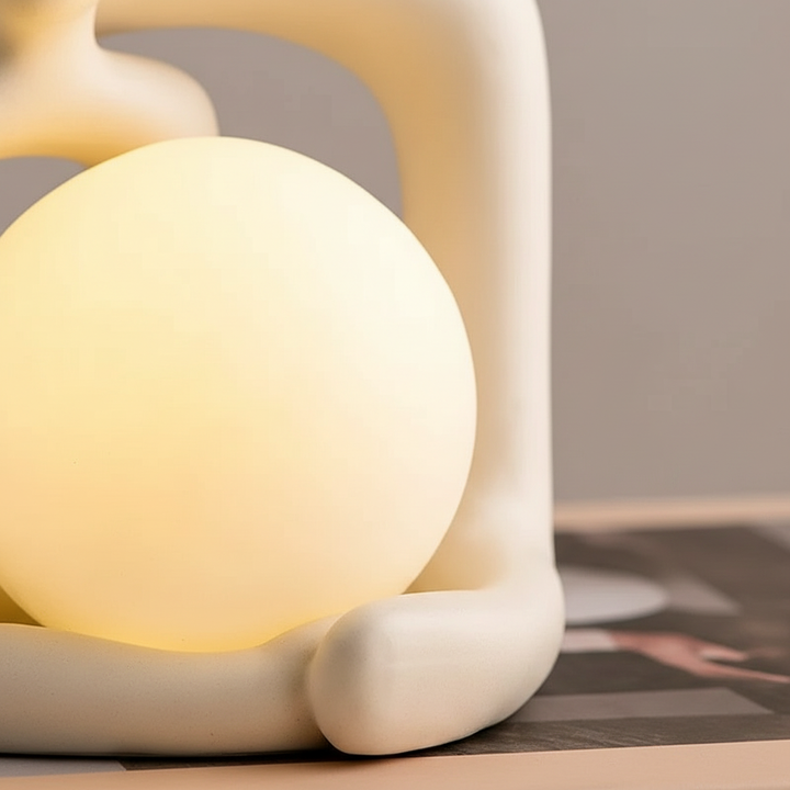 Designerska lampa stołowa z ceramiki, rzeźba nastrojowa, idealne oświetlenie dekoracyjne do wnętrz.