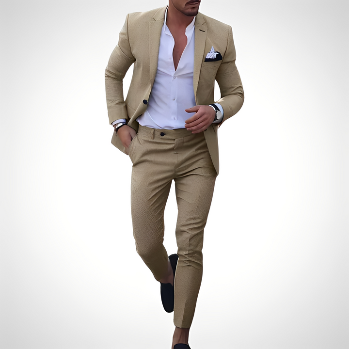 Męska marynarka slim fit w zestawie z dopasowanymi spodniami. Elegancki komplet idealny do pracy lub na specjalne okazje.
