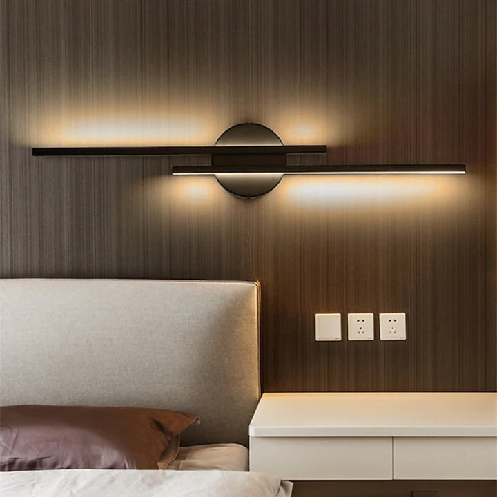 Designerski czarny kinkiet ścienny LED, podwójne listwy, okrągła podstawa. Eleganckie oświetlenie do nowoczesnych wnętrz.