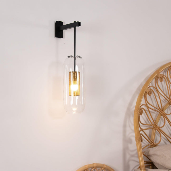 Lampa ścienna złota, przezroczysty klosz. Eleganckie oświetlenie, unikalne cienie w salonie.