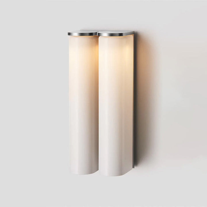 Elegancki minimalistyczny kinkiet z cylindrycznym kloszem szklanym, nowoczesne oświetlenie ścienne do domu.