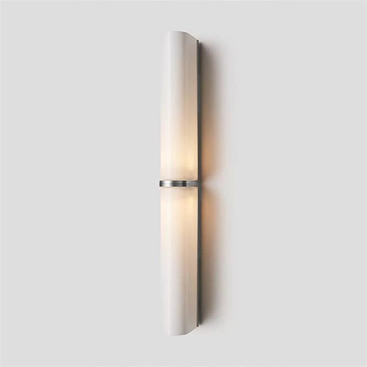 Kinkiet nowoczesny z cylindrycznym kloszem, minimalistyczna lampa ścienna LED, szklane oświetlenie dekoracyjne.