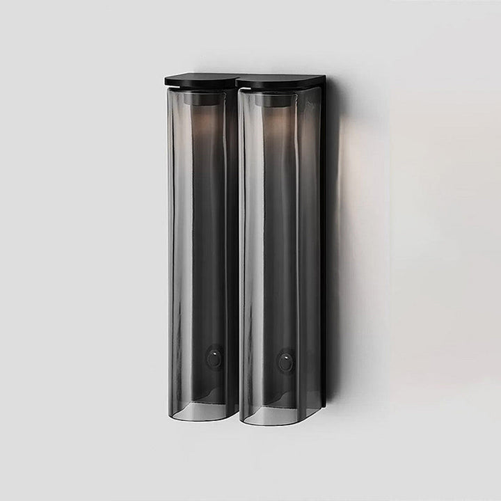 Nowoczesny kinkiet ścienny z cylindrycznym szklanym kloszem, minimalistyczna lampa LED do korytarza i sypialni.