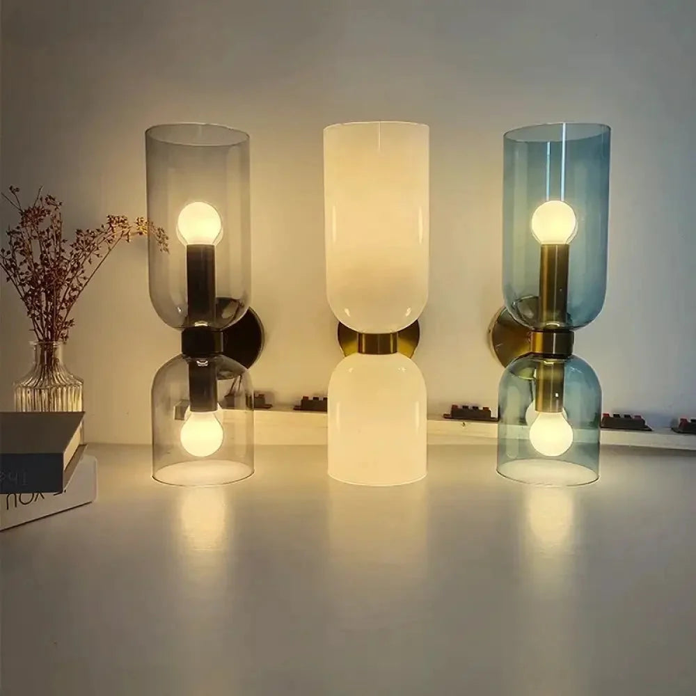 Oświetlenie ścienne: nowoczesny kinkiet z dwoma szklanymi kloszami. Lampa dekoracyjna do wnętrz.