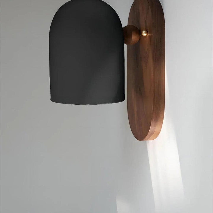 Lampa ścienna LED z drewnem, tworząca przytulne oświetlenie w sypialni lub salonie.