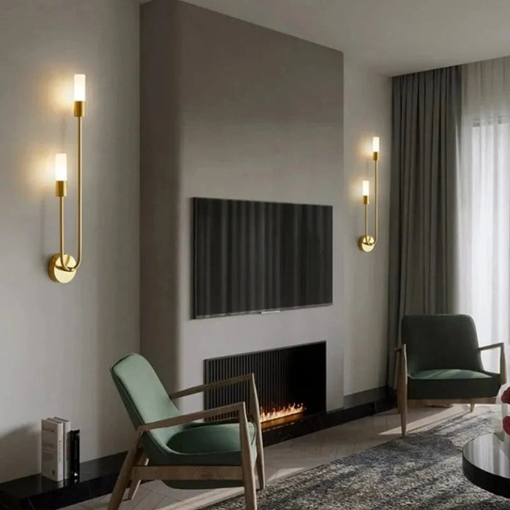 Złota lampa ścienna akrylowa, nowoczesny design. Kinkiet LED z dwoma źródłami światła. Oświetlenie wnętrz.