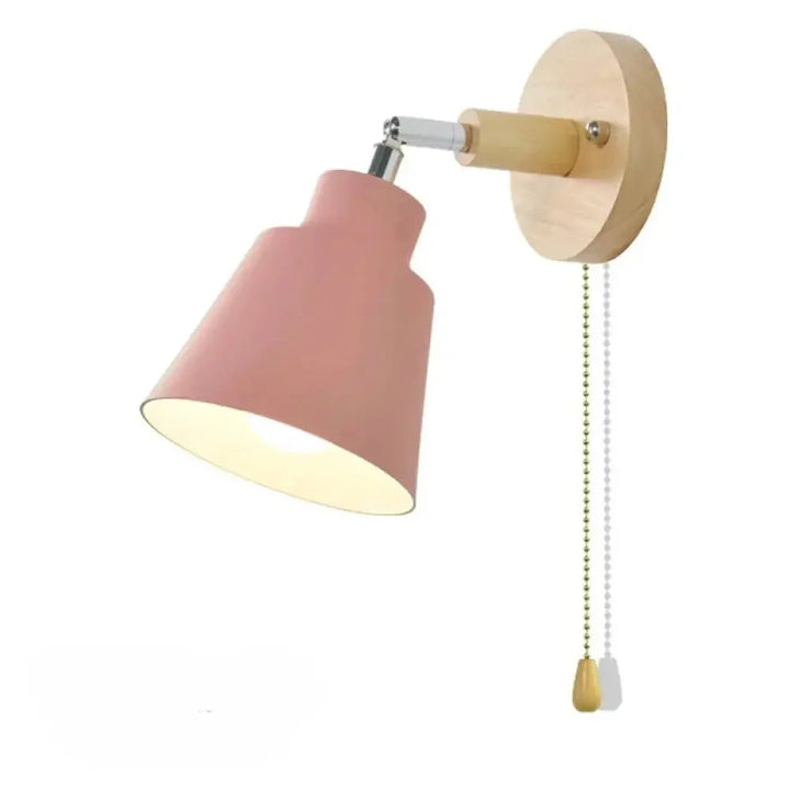 Lampa ścienna skandynawska biała, regulowana, z metalowym kloszem i drewnianą podstawą.