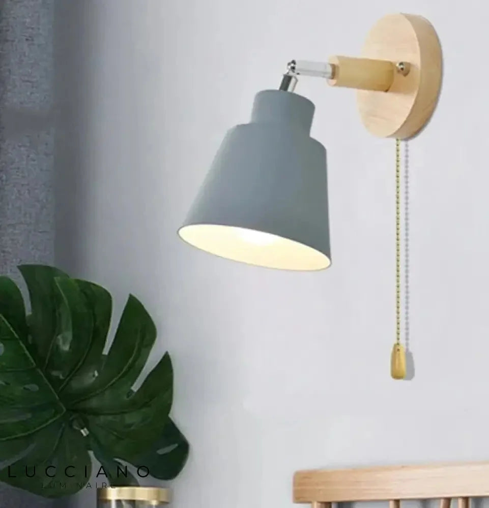 Nowoczesna lampa ścienna w stylu skandynawskim z metalowym kloszem, regulowana, do czytania.