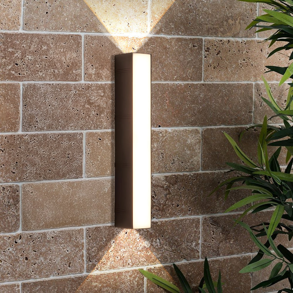 Nowoczesny kinkiet LED czarny pionowy. Lampa ścienna z podwójnym strumieniem światła, idealna na taras.