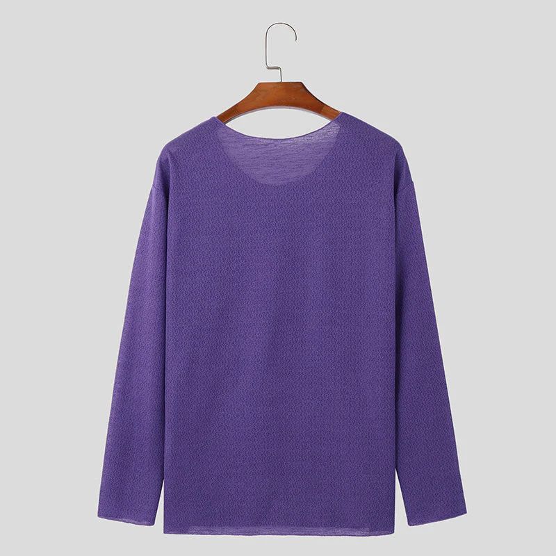 Modny sweter męski oversize z długim rękawem. Wygodna dzianina na lato i wiosnę, podkreśla stylowy, męski look.