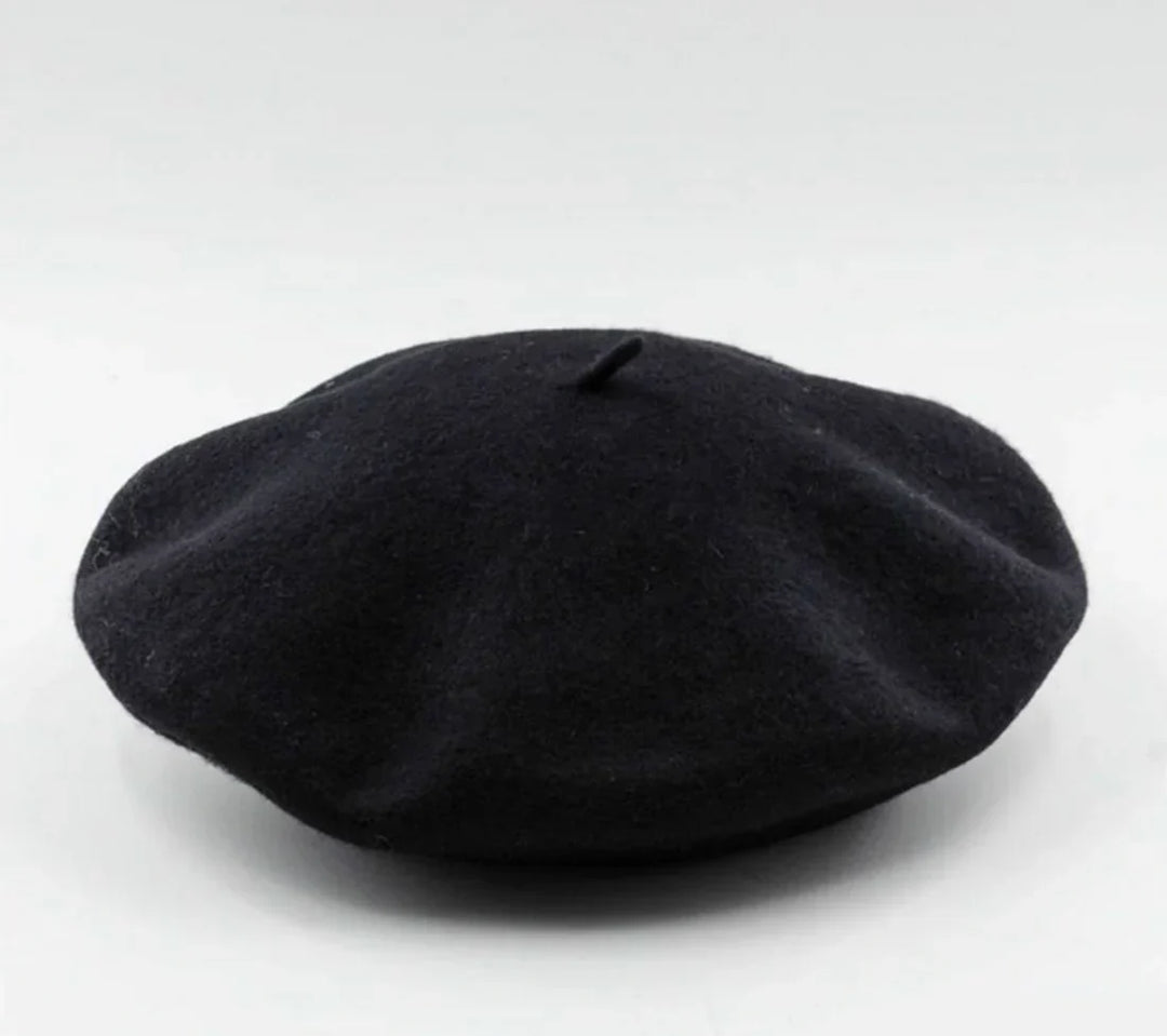 Klasyczna beretka wełniana damska, ciepła czapka na zimę. Modny dodatek do eleganckich stylizacji.