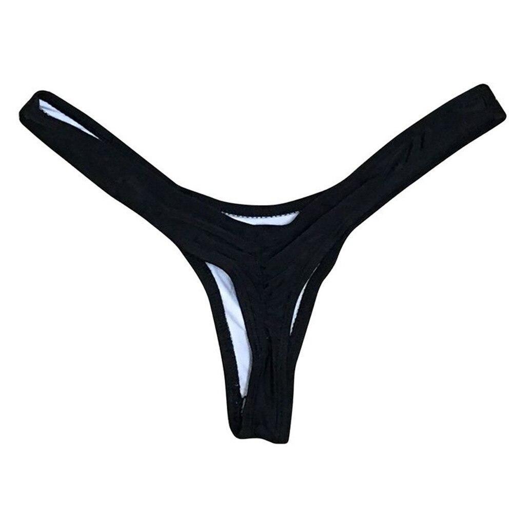 Eleganckie czarne damskie stringi bikini, klasyczny element stroju kąpielowego. Wygodne i stylowe na lato.