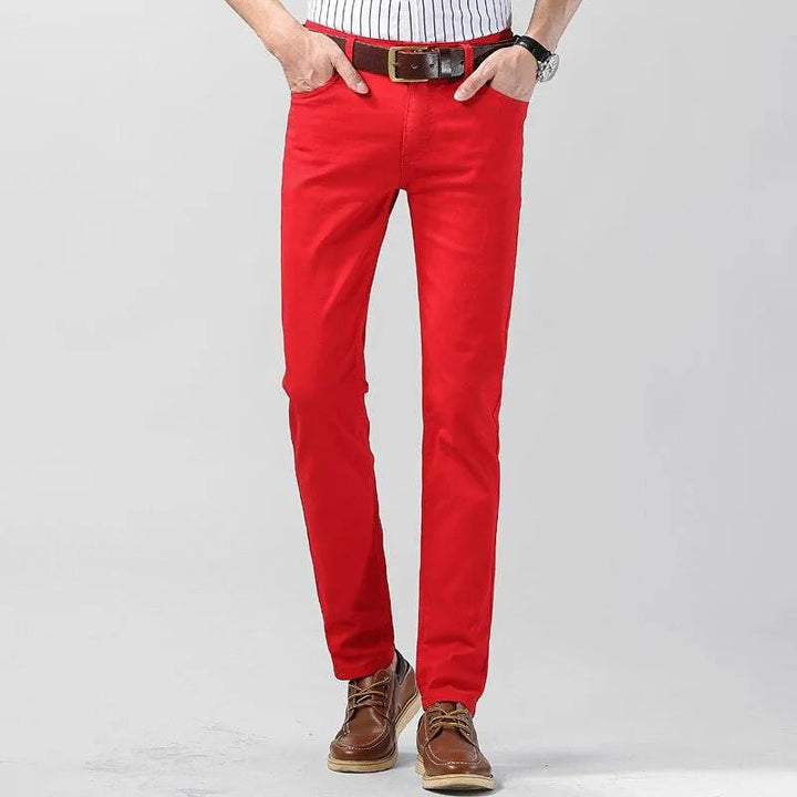 Mężczyzna w kolorowych bawełnianych spodniach Milan slim fit. Komfort i styl na każdą okazję.