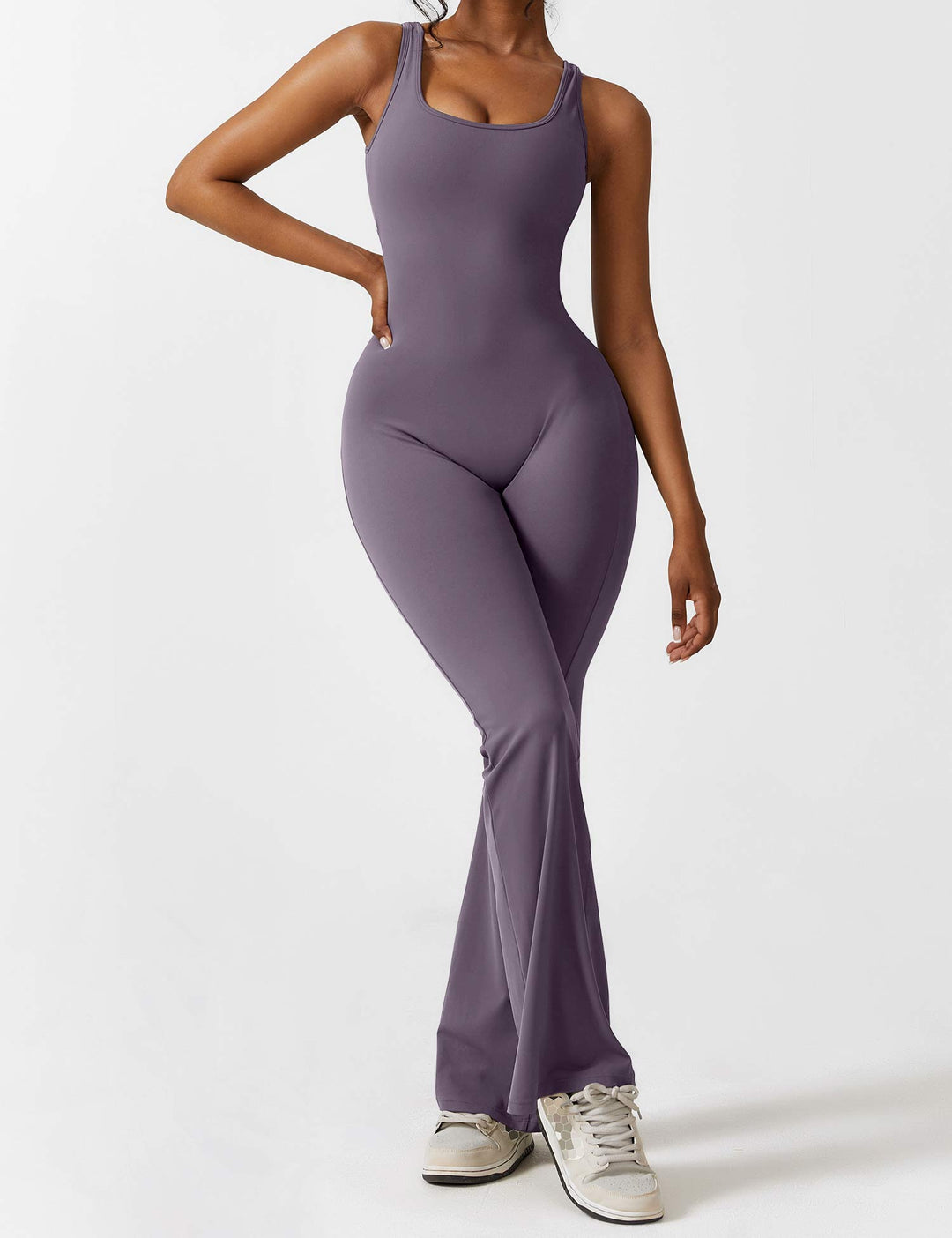 Jednoczęściowy damski kombinezon, elegancki, z szerokimi nogawkami, odkryte plecy, V-neck.