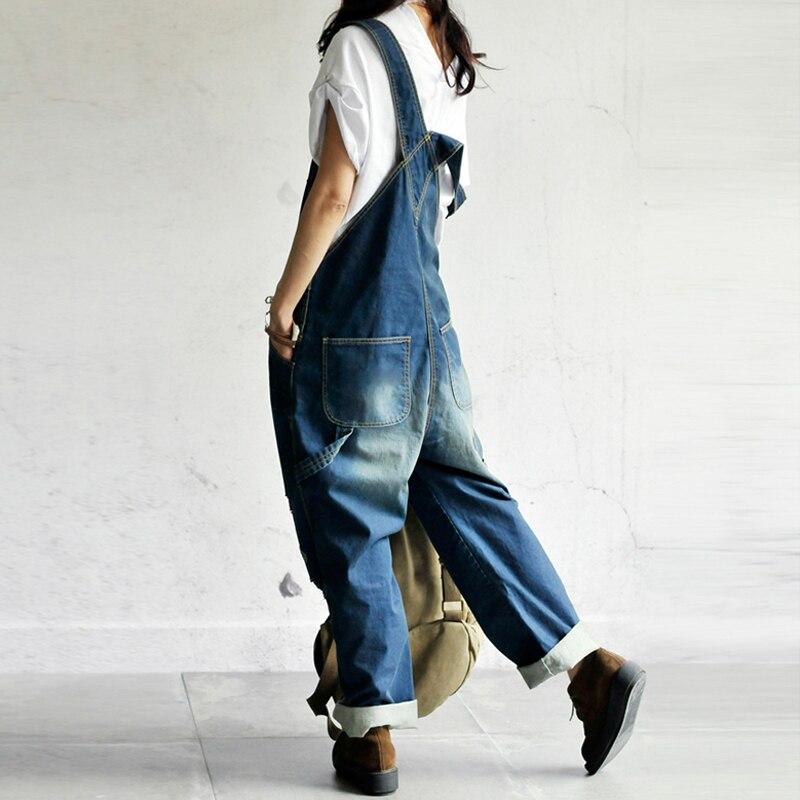 Wygodne damskie ogrodniczki oversize w odcieniu niebieskiego denimu, z modnymi przetarciami, na casualowe wyjścia.