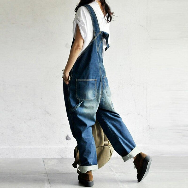 Wygodne damskie ogrodniczki oversize w odcieniu niebieskiego denimu, z modnymi przetarciami, na casualowe wyjścia.