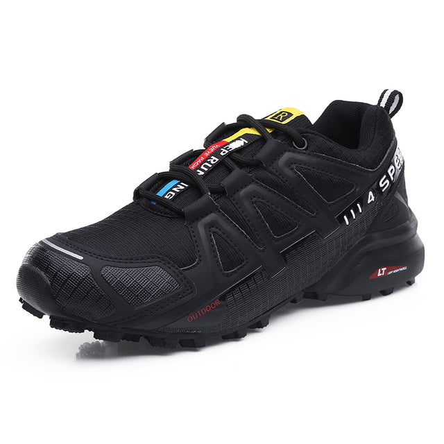 Zbliżenie na męskie buty trekkingowe RoverTrail, ukazujące antypoślizgową podeszwę i wzmocnioną cholewkę.