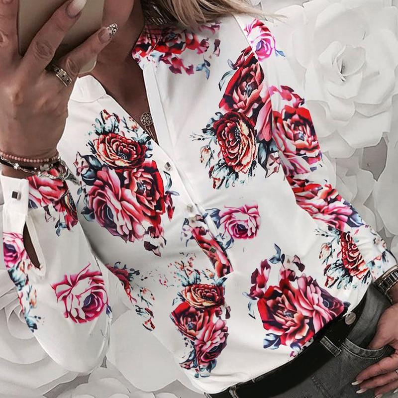 Modna koszula damska z kwiatowym wzorem w róże, głęboki dekolt V, idealna dla eleganckiej i dopasowanej stylizacji.