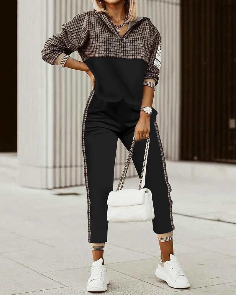 Modny beżowy dres damski Elodie. Stylowy komplet loungewear zapewnia komfort i elegancję w damskiej modzie casual.