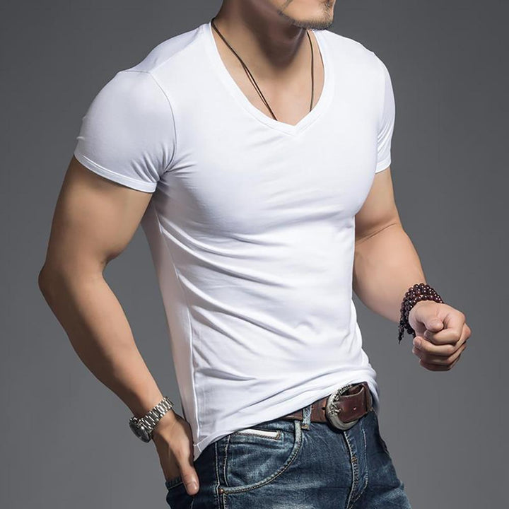 Męska koszulka w serek, dopasowany krój, krótki rękaw. Modny t-shirt na co dzień, casualowy styl.