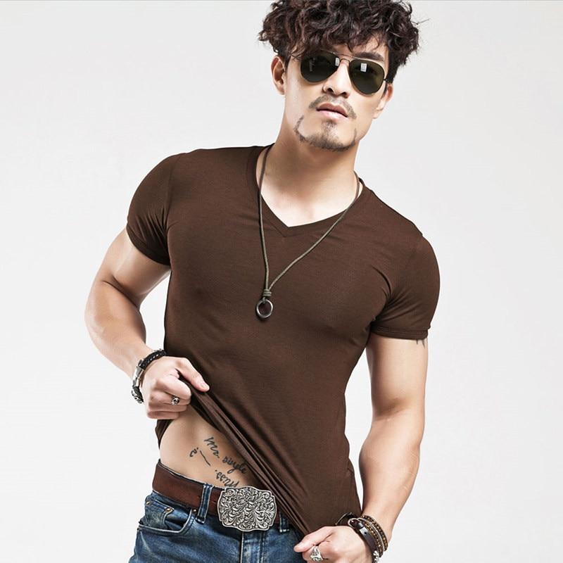 Elegancka, a zarazem swobodna męska koszulka V-neck. Jednokolorowa, krótki rękaw, idealna do miejskich stylizacji.