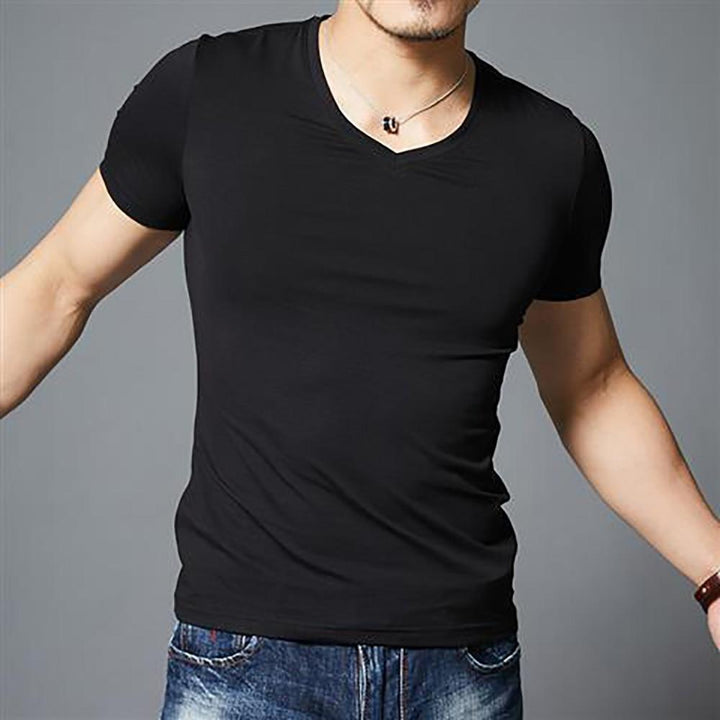 Męska koszulka z dekoltem V, slim fit. Praktyczny t-shirt z krótkim rękawem, uniwersalny do wielu zestawień.