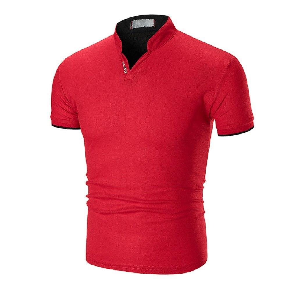 Elegancka męska koszulka polo z dekoltem w serek i stójką. Uniwersalna, modna i wygodna na różne okazje.