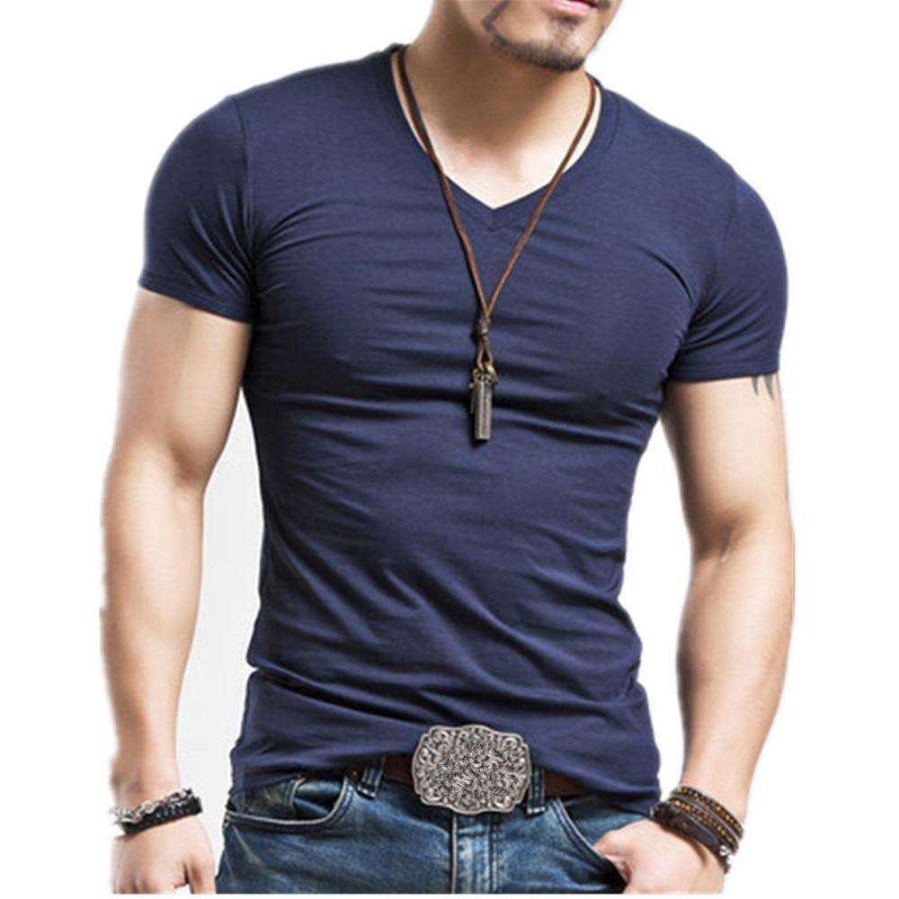 Stylowa męska koszulka V-neck, gładka, jednokolorowa. Niezbędny element garderoby, uniwersalny.
