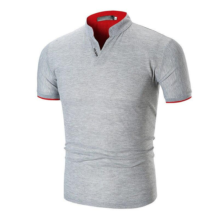 Dopasowana męska koszulka polo z modnym dekoltem w serek i stójką. Elegancki casual na co dzień.