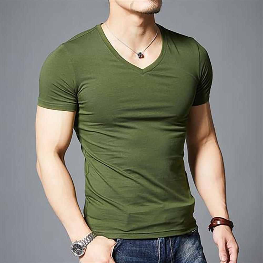 Dopasowana koszulka męska w serek, krótki rękaw. Jednolity t-shirt na co dzień, komfortowy, modny look.