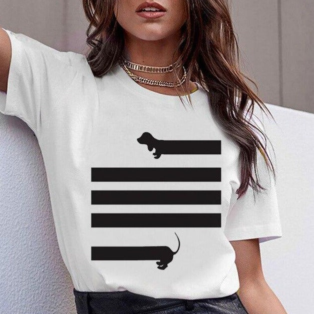 Damska koszulka T-shirt z uroczym nadrukiem jamnika, idealna na lato. Luźny krój, komfortowa moda casual.