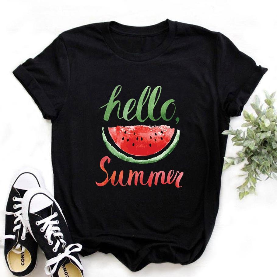 Stylowy T-shirt damski z kolorowym nadrukiem. Luźna koszulka z okrągłym dekoltem, modna na ciepłe dni.