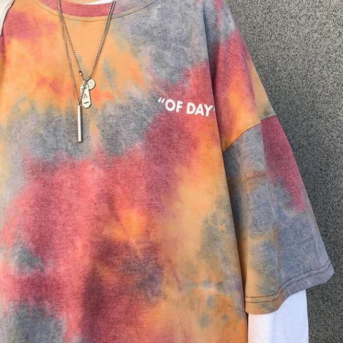 T-shirt damski tie-dye, modny i kolorowy, luźny krój, świetny na casualowe wyjścia i lato.
