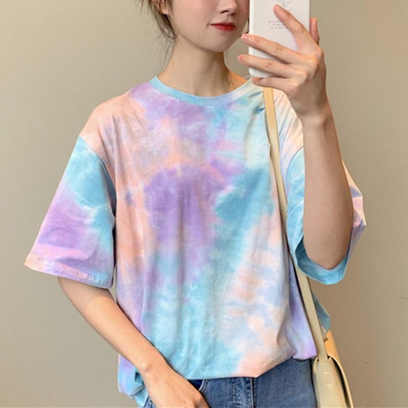Kolorowa damska bluzka tie-dye z luźnym krojem, modna i wygodna, perfekcyjna do streetwearu.