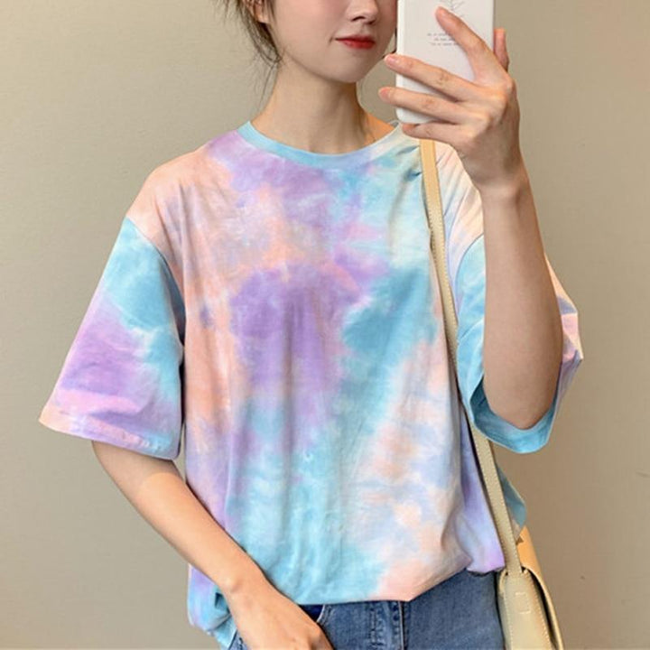 Kolorowa damska bluzka tie-dye z luźnym krojem, modna i wygodna, perfekcyjna do streetwearu.