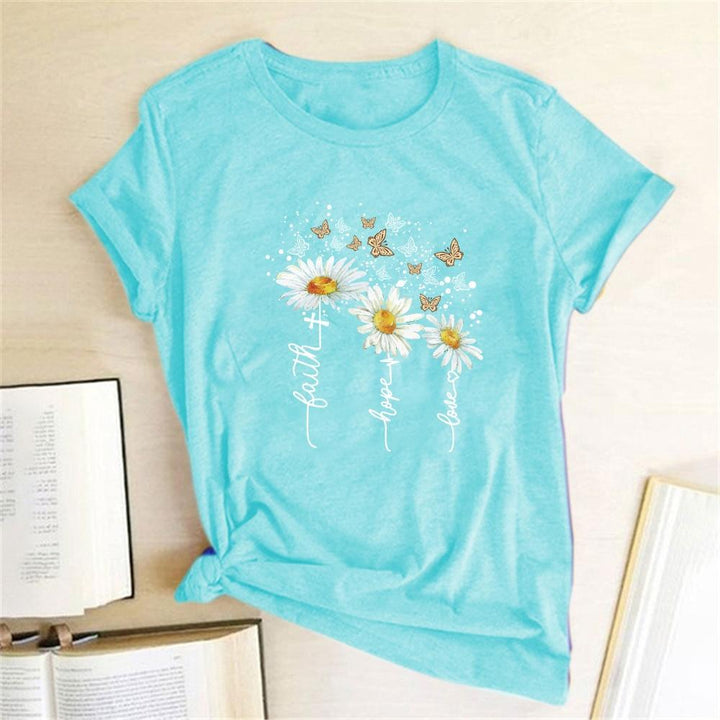 Damska koszulka T-shirt z wyraźnym, kolorowym nadrukiem kwitnących kwiatów, letni styl.