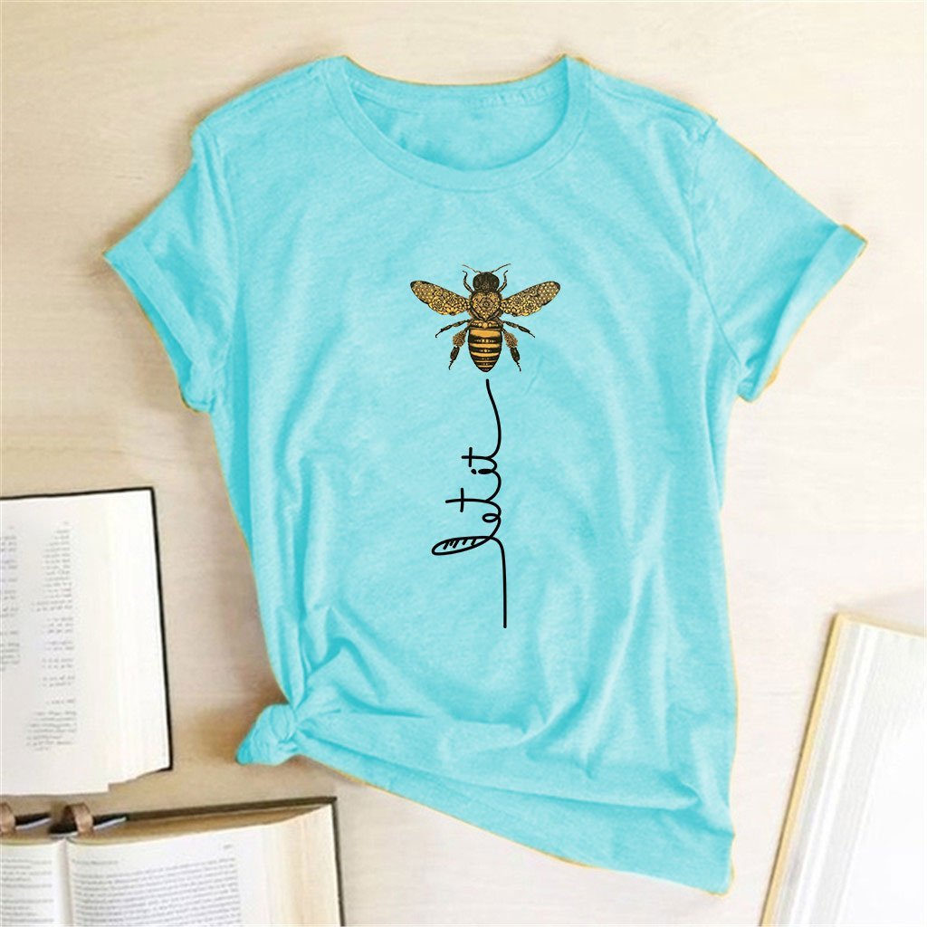 Kobieta pozująca w modnej, luźnej damskiej koszulce T-shirt z motywem pszczoły. Stylowa i wygodna.