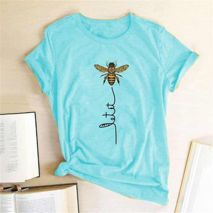 Kobieta pozująca w modnej, luźnej damskiej koszulce T-shirt z motywem pszczoły. Stylowa i wygodna.
