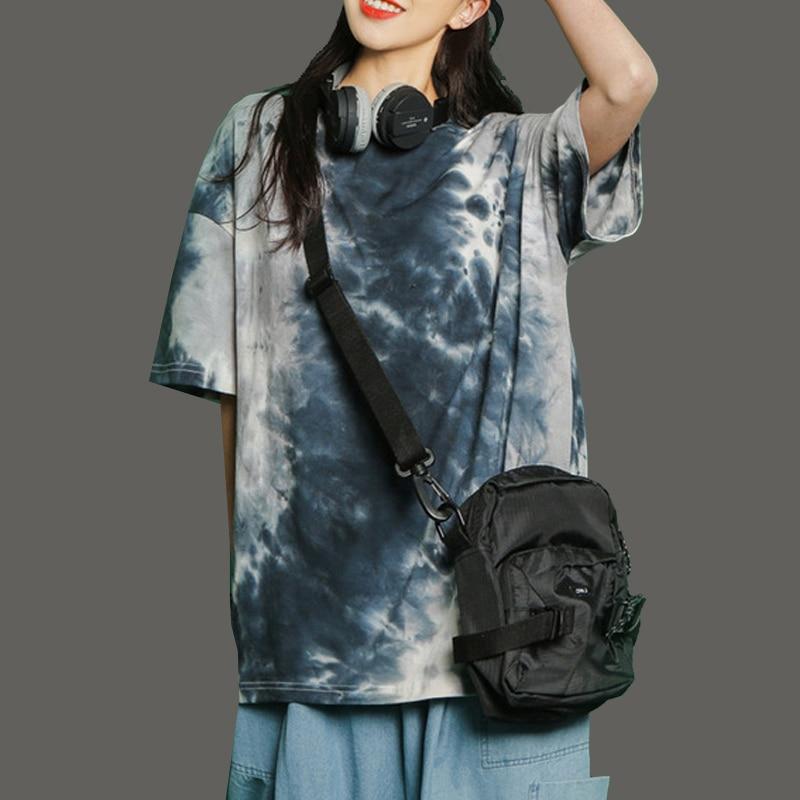 Modna damska koszulka tie-dye, luźny T-shirt w żywych kolorach, idealna na lato.