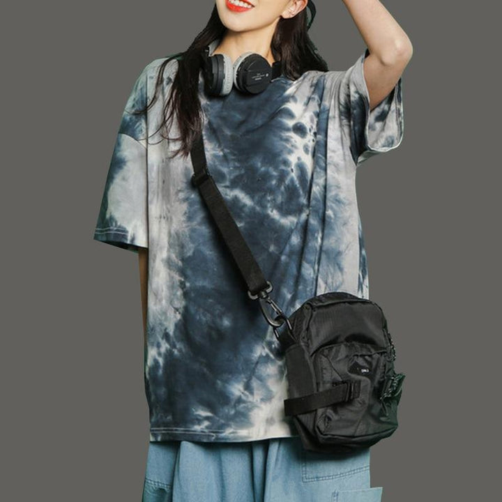 Modna damska koszulka tie-dye, luźny T-shirt w żywych kolorach, idealna na lato.